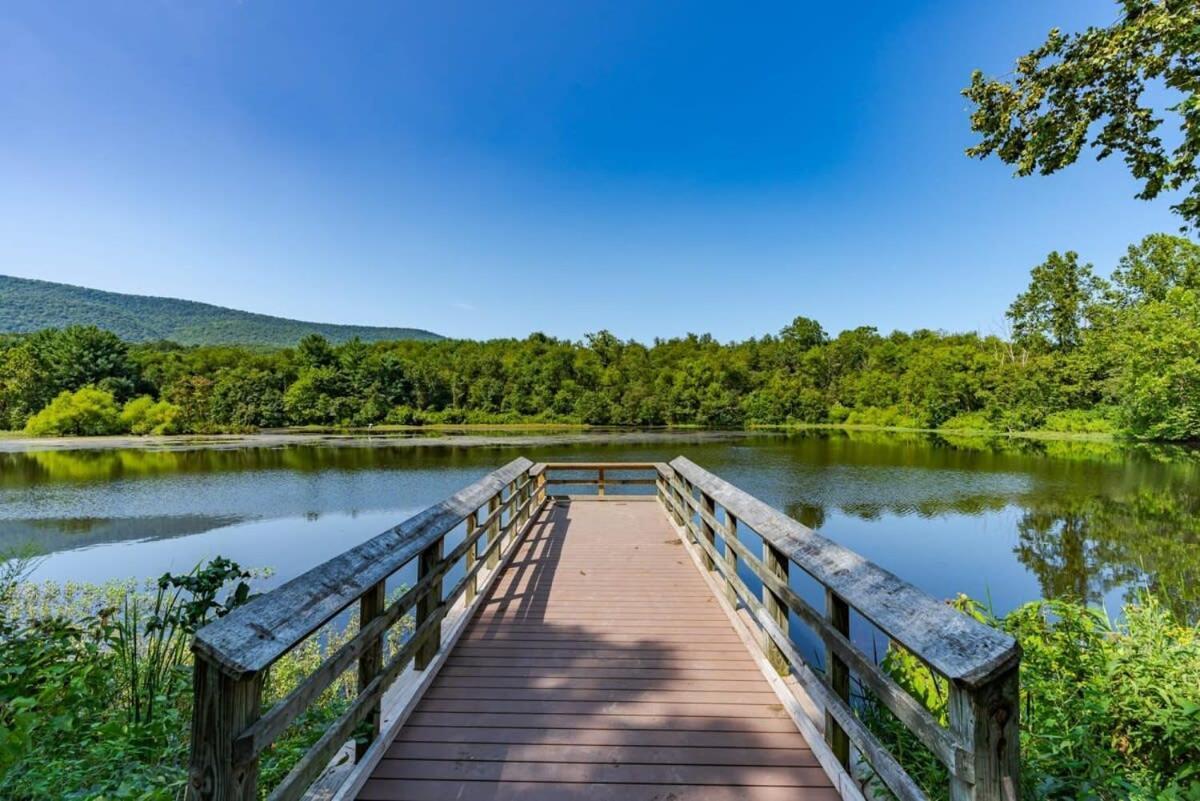 Modern Decor, Hot Tub, Fire Pit & River Access! لوراي المظهر الخارجي الصورة