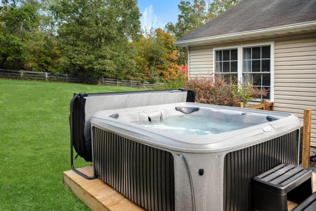 Modern Decor, Hot Tub, Fire Pit & River Access! لوراي المظهر الخارجي الصورة